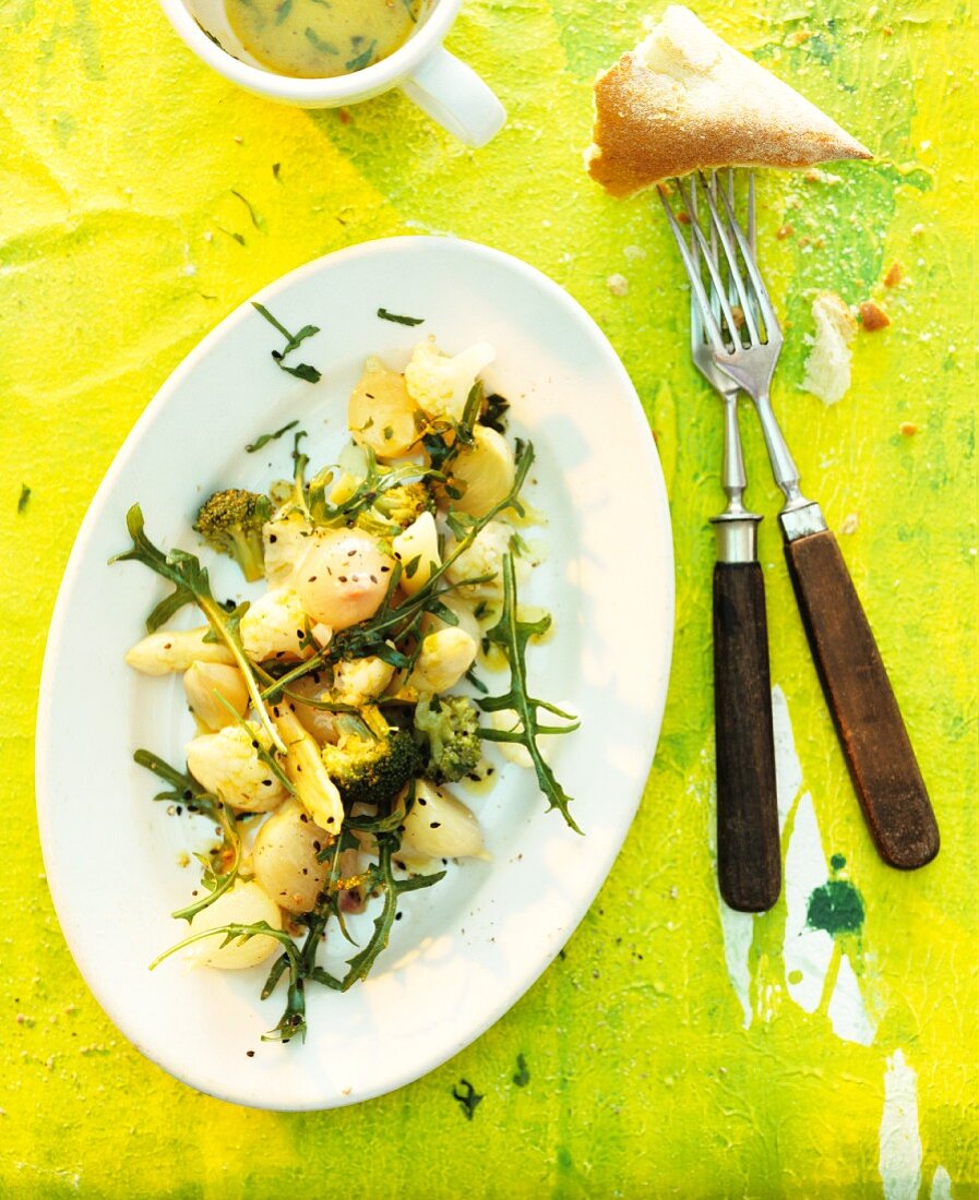 Spargel mit Kartoffeln und Rucola