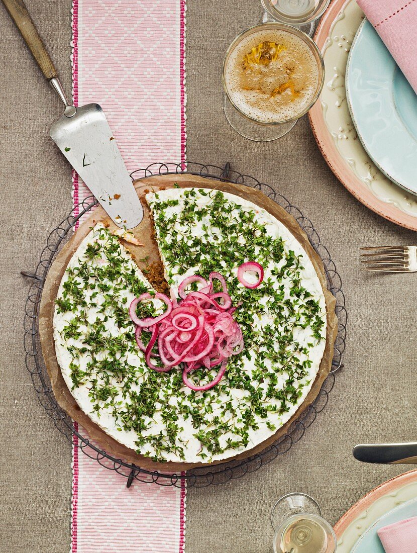 Frischkäsetorte mit Kresse und roten Zwiebeln (Ostergericht aus Schweden)