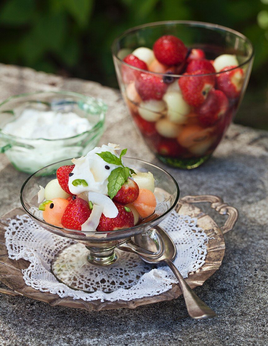 Obstsalat mit Joghurt und Kokosspänen