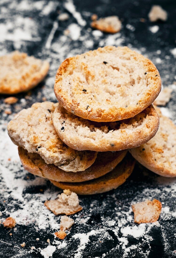 Runde Knäckebrote auf dem Backblech, gestapelt