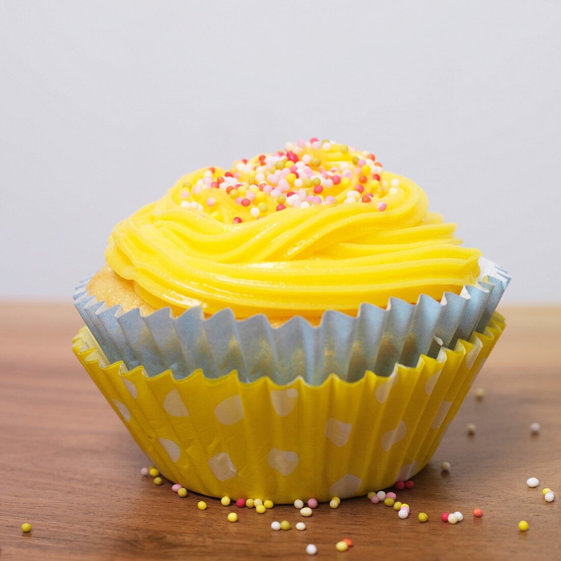 Vanille-Cupcake mit bunten Zuckerperlen