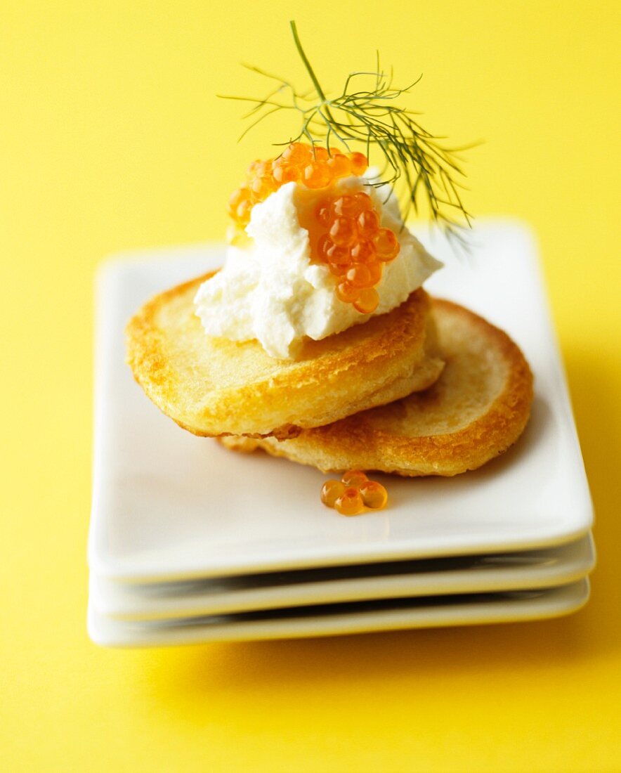 Blinis with sour cream, caviar and dill