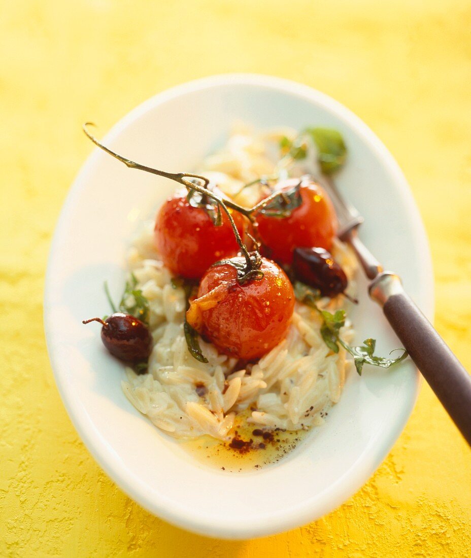 Risoni mit gebratenen Tomaten und Oliven