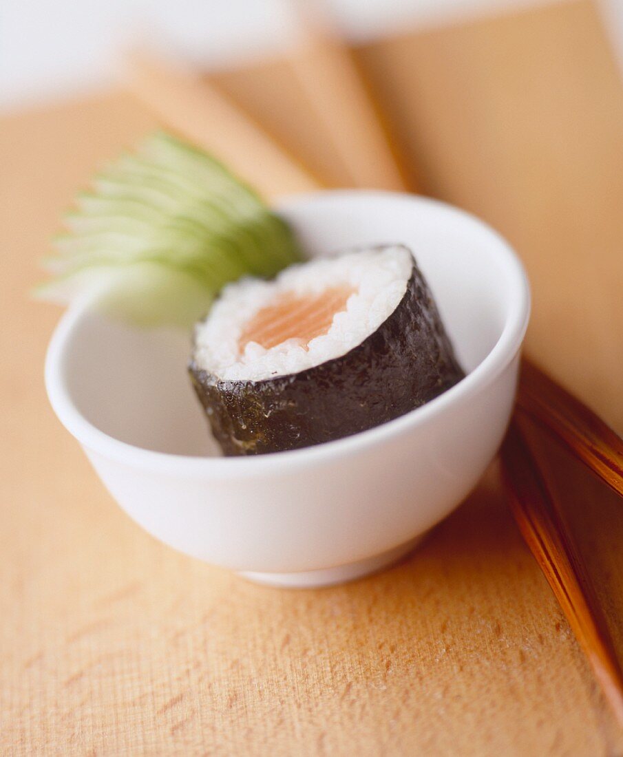 Ein Maki-Sushi mit Lachs