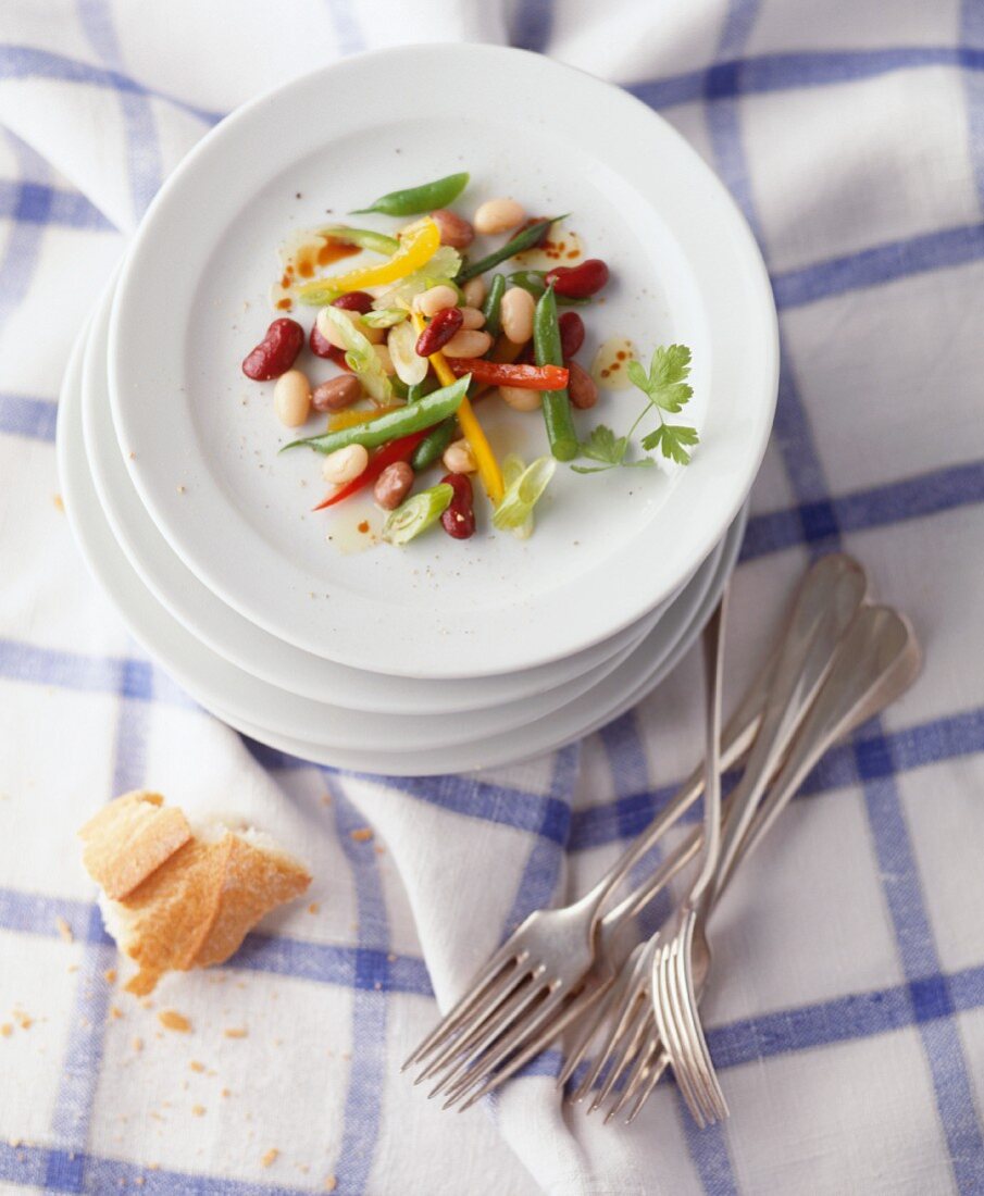 Gemischter Bohnensalat mit Frühlingszwiebeln