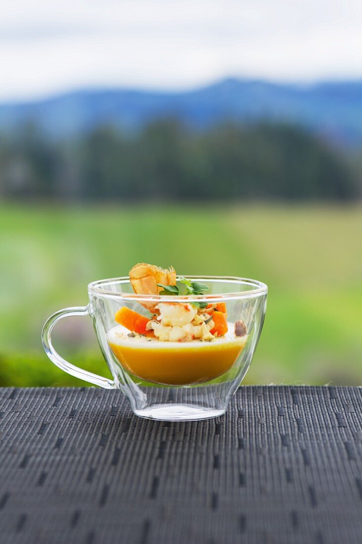 Kürbis-Panna-Cotta mit Schafsmilchaspik, gebratenem Scampischwanz und Haselnüssen