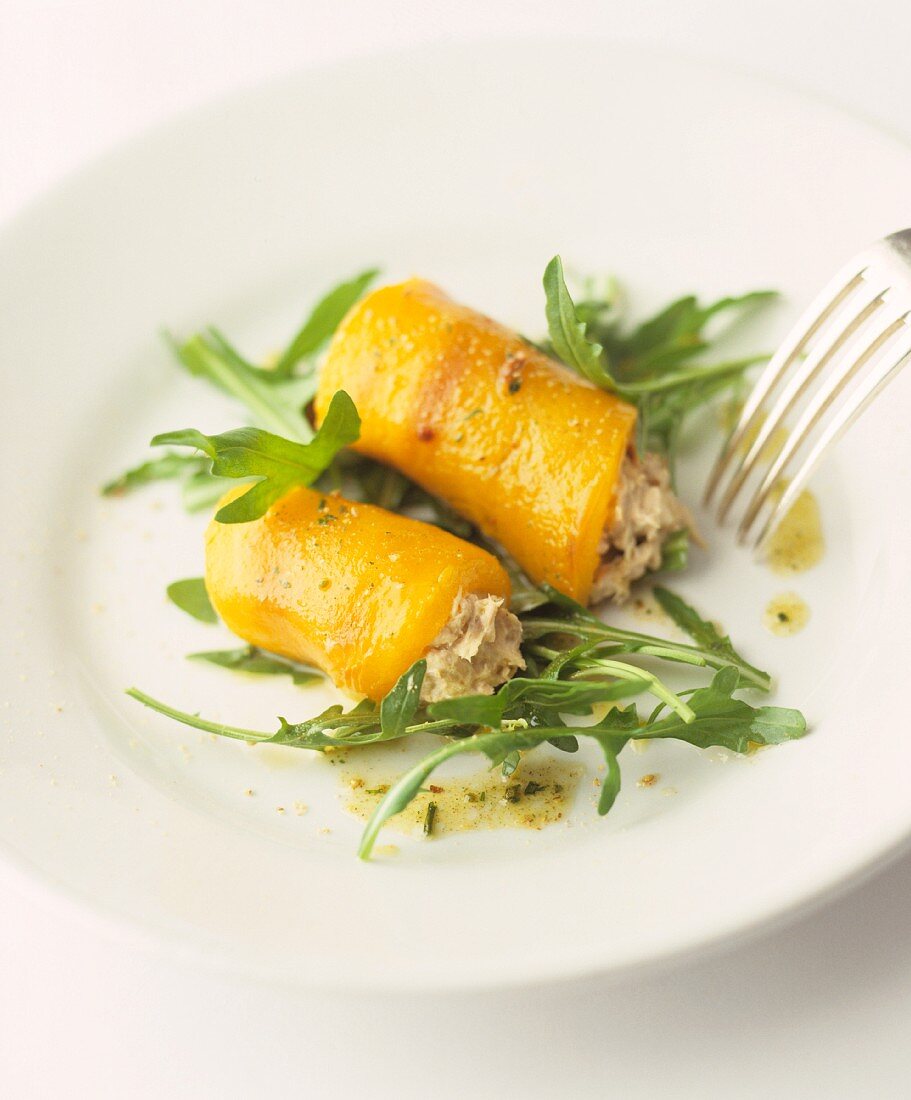 Paprikaröllchen mit Thunfischfüllung auf Rucola