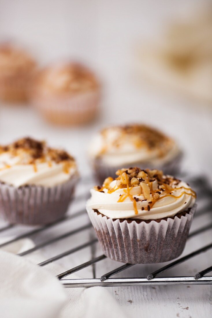 Brownie-Cupcake mit Pekannuss- Karamell-Topping