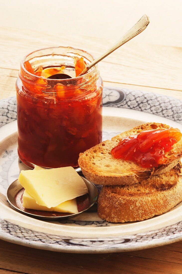 Blutorangen-Campari-Marmelade mit Brot und Butter
