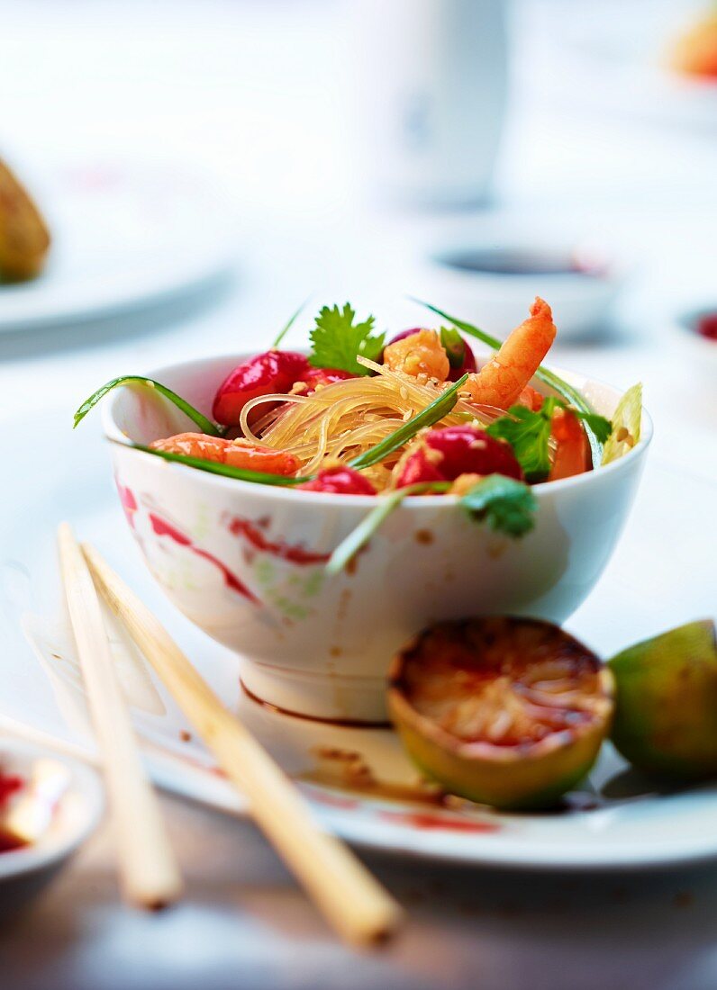 Radieschen-Shrimps-Salat mit gebratenen Nudeln (Asien)