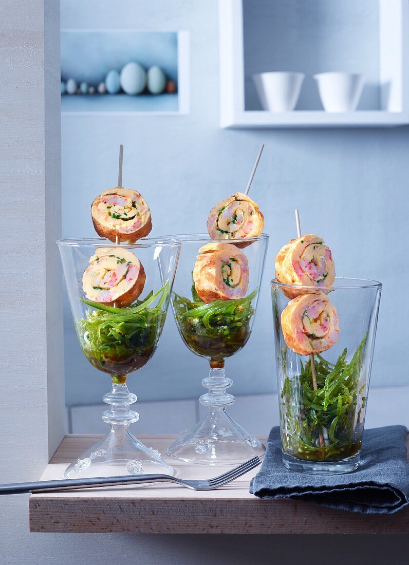 Omelettrollen mit Garnelen auf Zuckerschotensalat