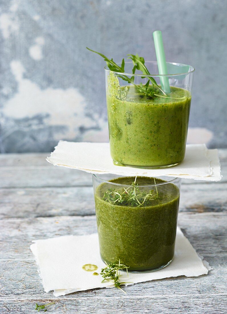 Salat-Kräuter-Smoothie und Rucola-Sellerie-Smoothie