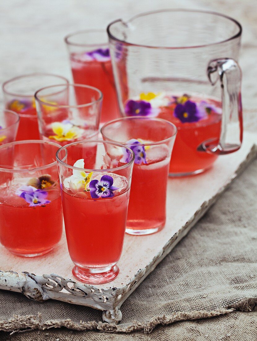 Selbstgemachte Limonade mit Essblüten