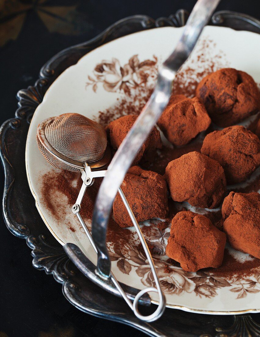 Handgemachte Schokoladentrüffeln mit Kakaopulver