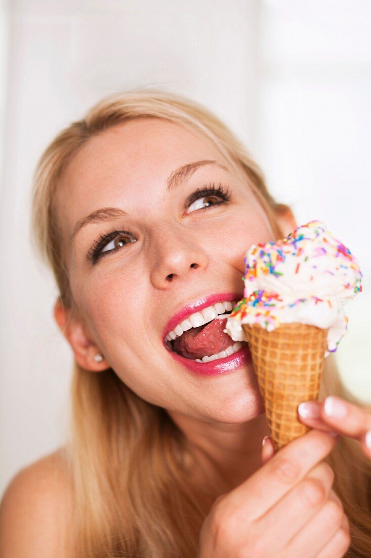 Blonde Frau leckt ein Eis