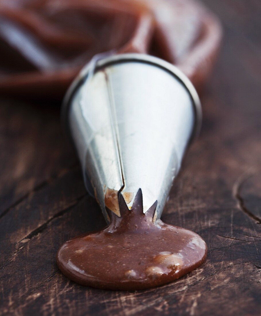 Flüssige Schokolade in Spritztüte (Close Up)