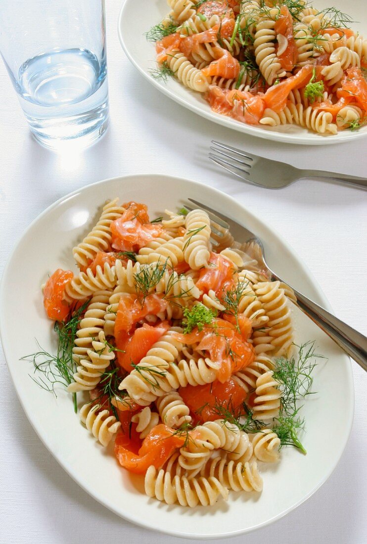 Spiralnudeln mit Lachs und Dill