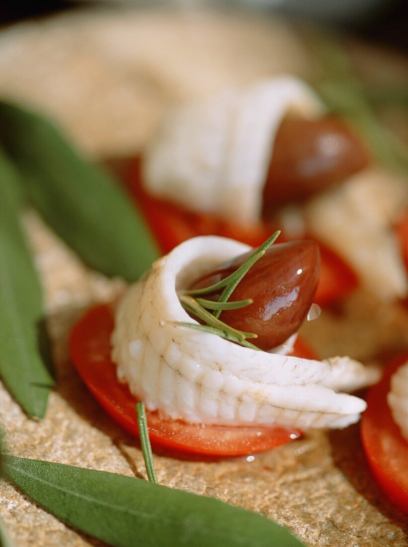 Häppchen mit Tomate, Fischfilet & Olive