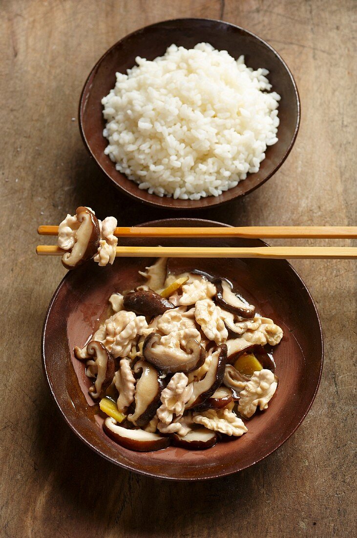 Walnüsse mit Shiitake-Pilzen; dazu Reis
