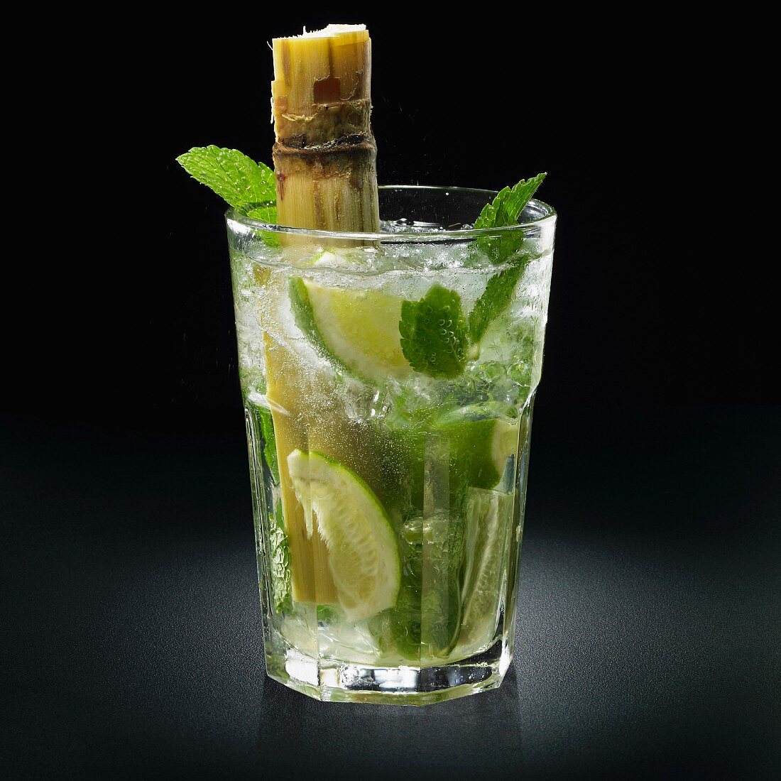 Mojito campesino (Drink mit Rum, Minze, Zuckerrohr & Limette)