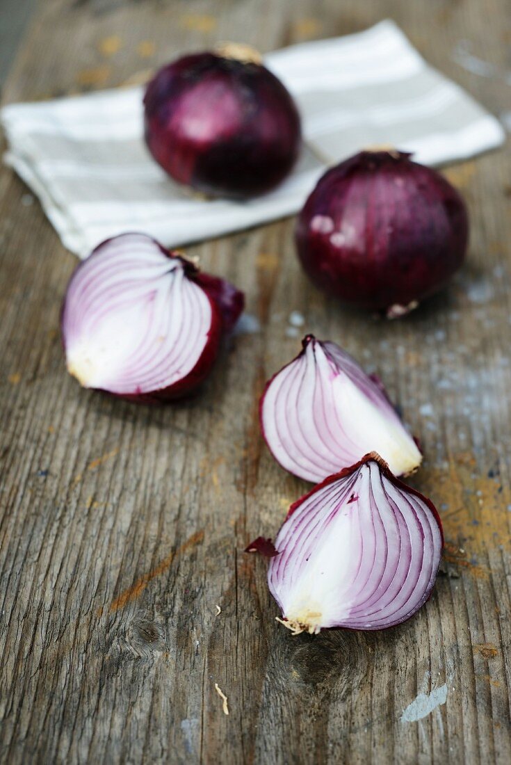 Rote Zwiebeln, ganz & in Spalten geschnitten