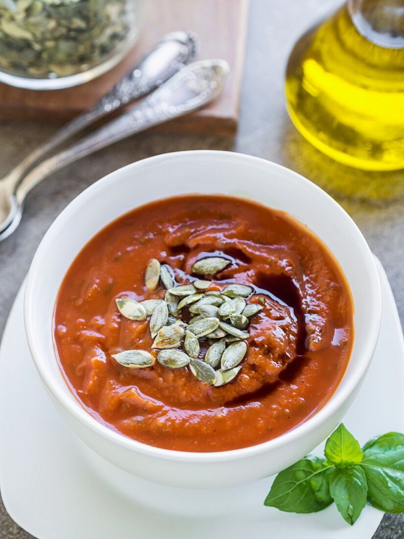 Kürbis-Tomaten-Cremesuppe mit Kürbiskernöl und Kürbiskernen