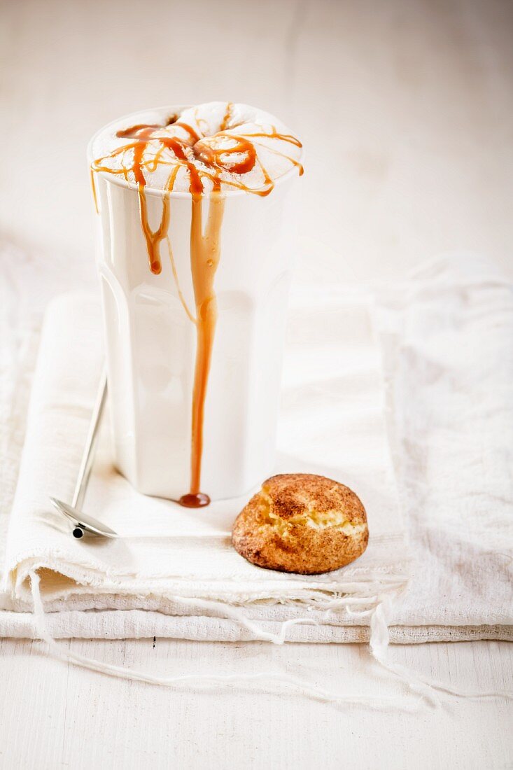 Caramel Latte mit Snickerdoodle (Amerikanisches Zimtplätzchen)