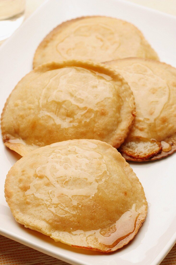 Seadas pie with honey and ricotta cheese, Sardinia, Italy