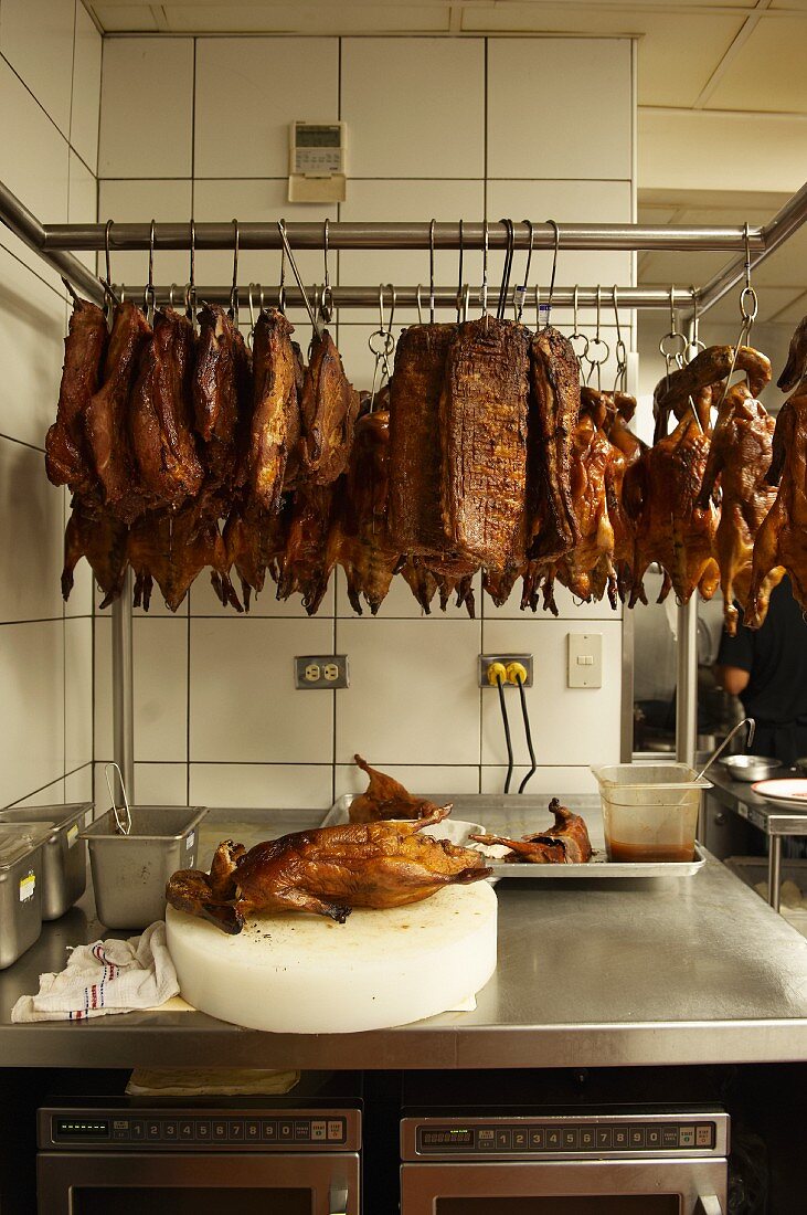 Geräuchertes Fleisch und Geflügel in einer Großküche