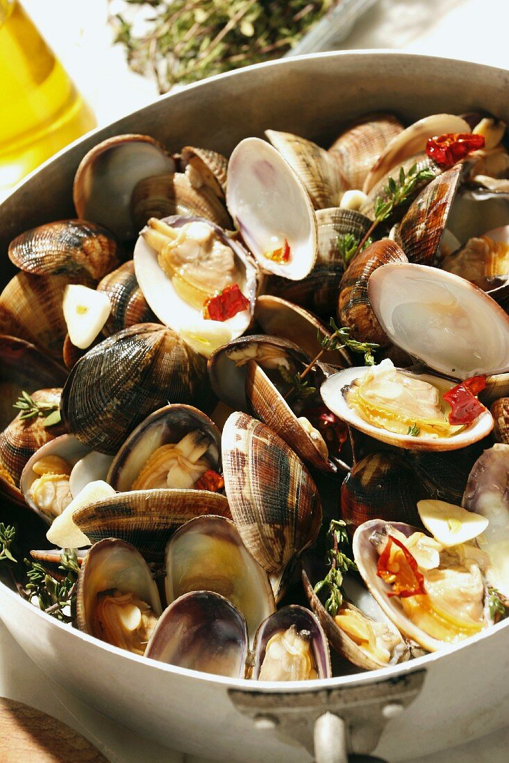 Vongole alla casertana (Venusmuscheln mit Thymian, Weißwein und Chili)