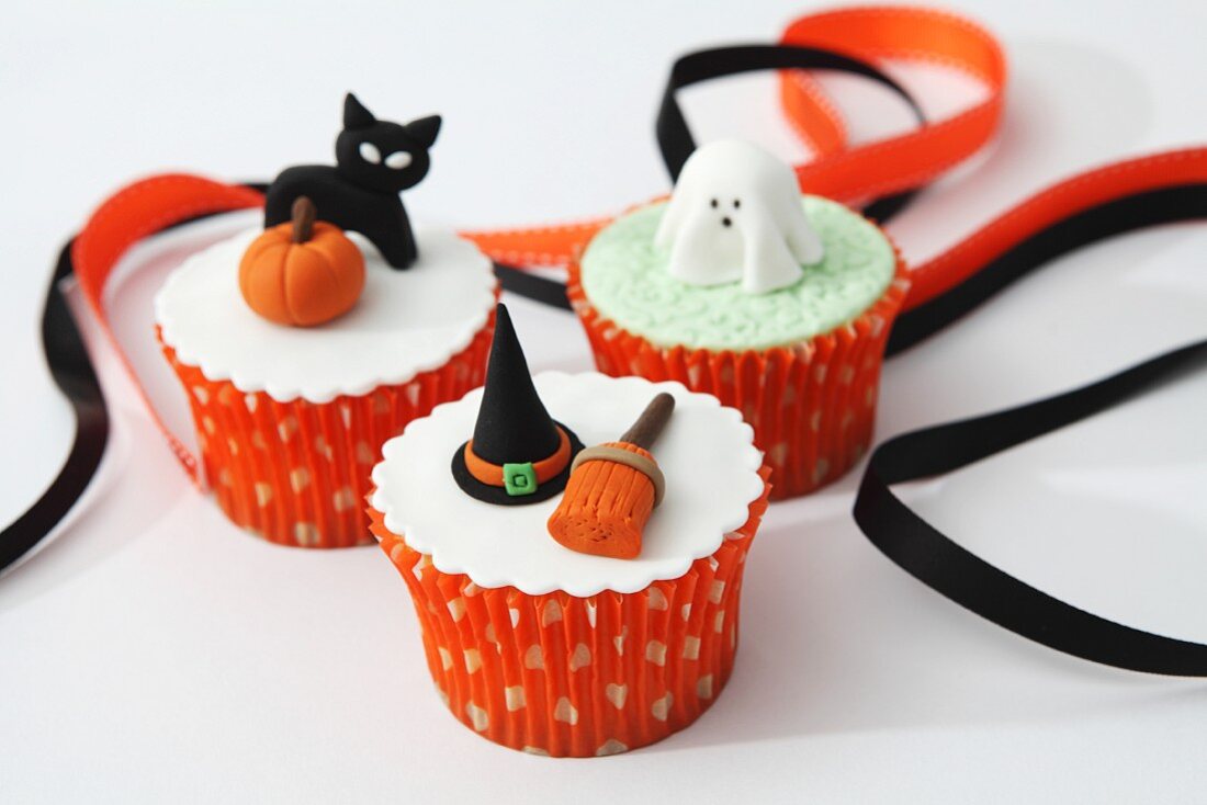 Halloween cupcakes with fondant icing decorations