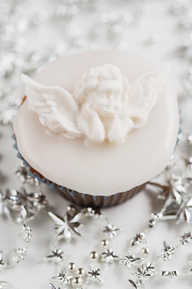 Weihnachts-Cupcake, verziert mit Fondant-Engel
