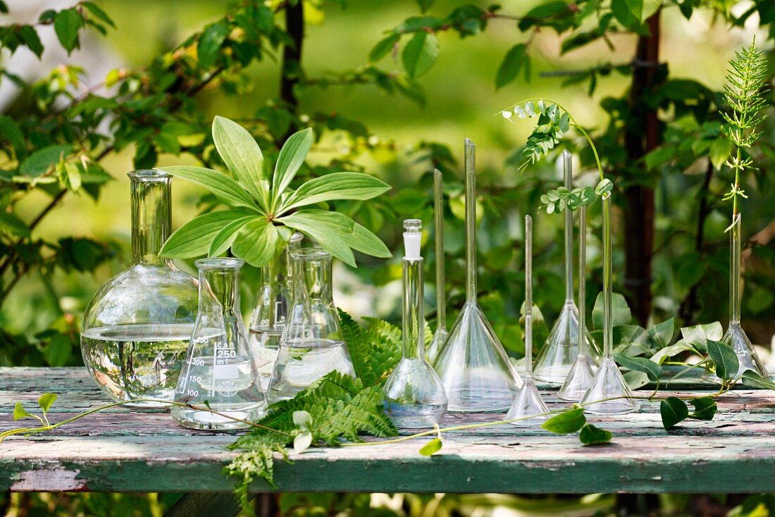 Verschiedene Glasvasen auf Tisch im Freien