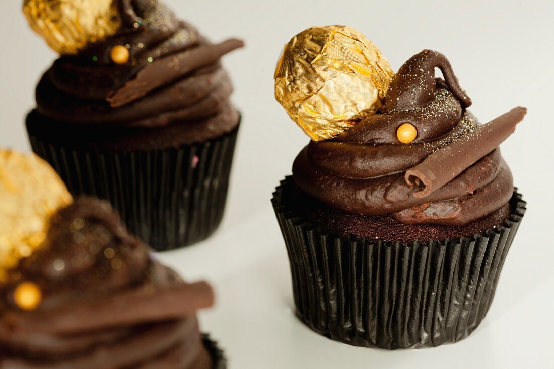 Schokoladencupcake mit Schokokugel in Goldfolie