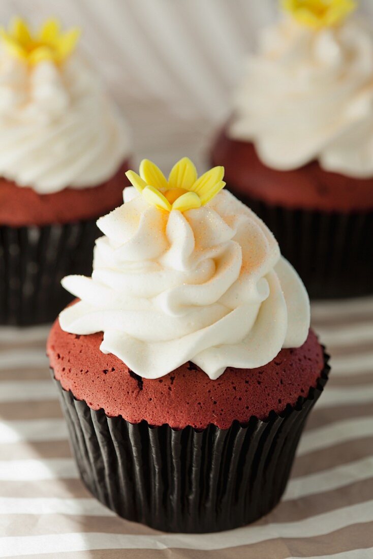 Red Velvet Cupcake mit Frischkäsecreme und Zuckerblume zur Hochzeit