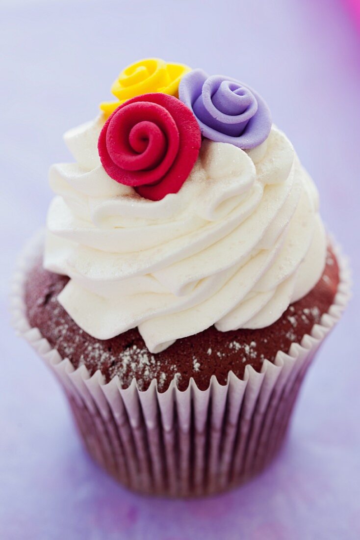 Red Velvet Cupcake mit Frischkäsecreme und Zuckerrosen zur Hochzeit