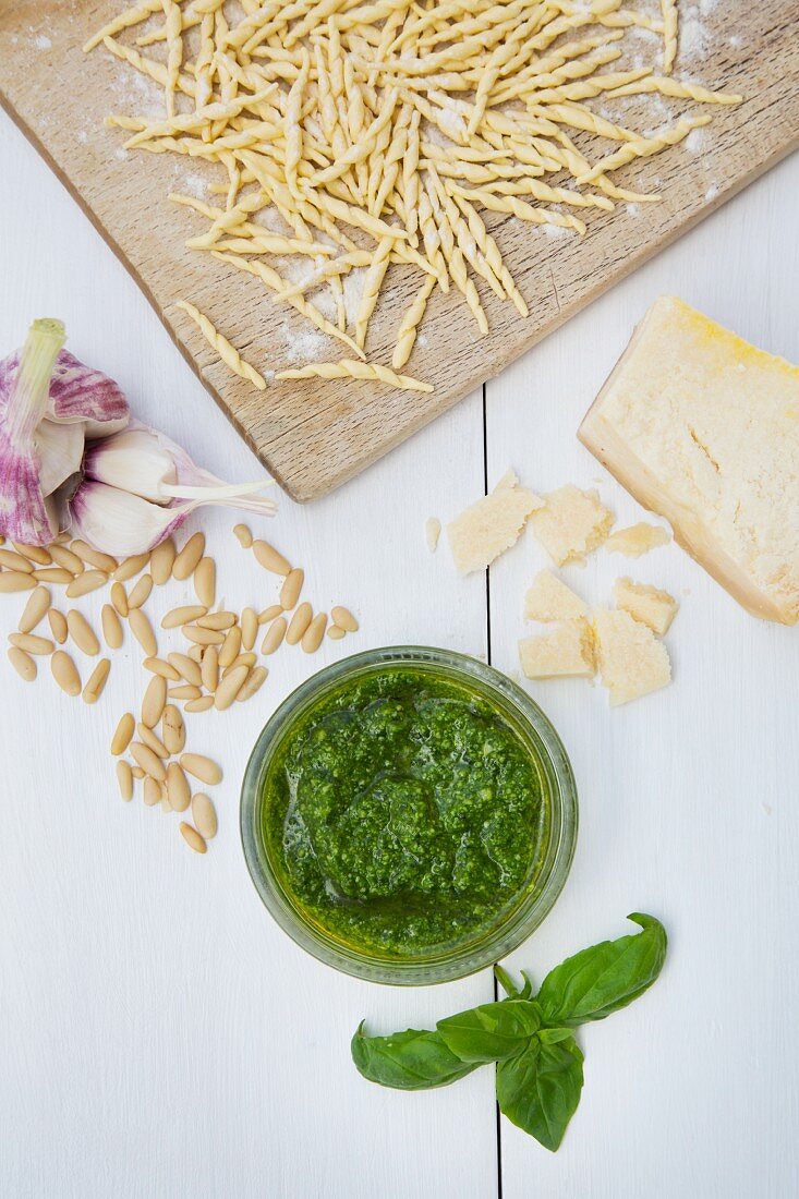 Pesto alla genovese mit Zutaten und Trofie