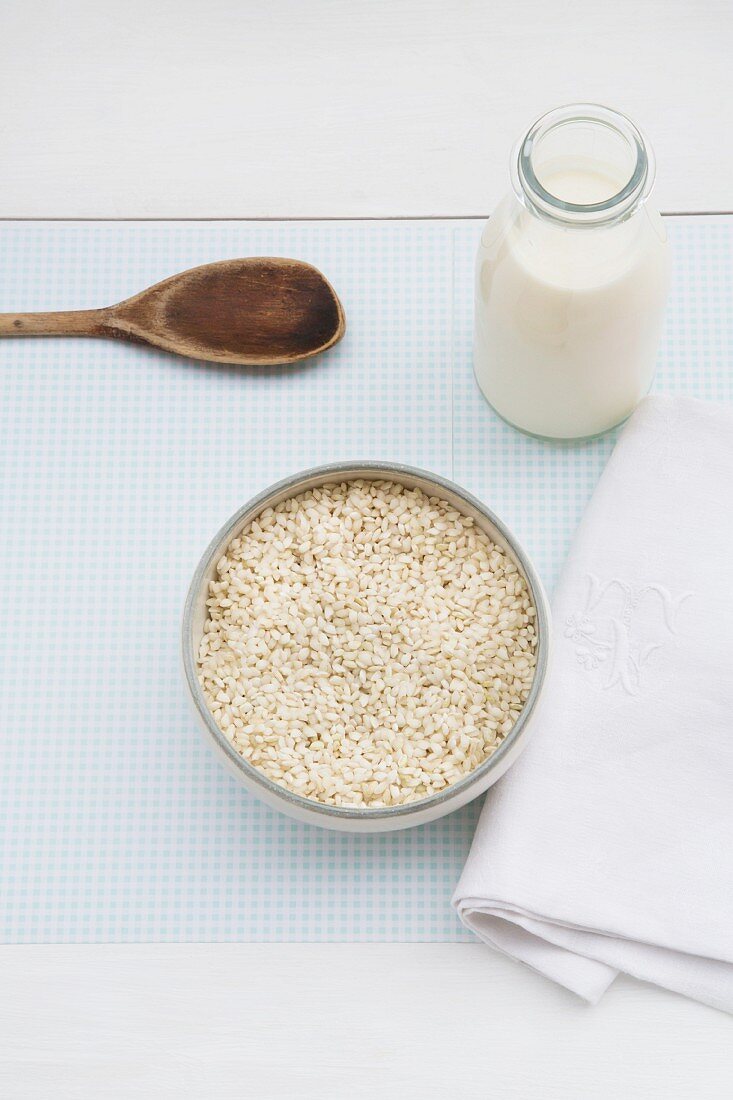 Milchreis und frische Milch in einer Flasche