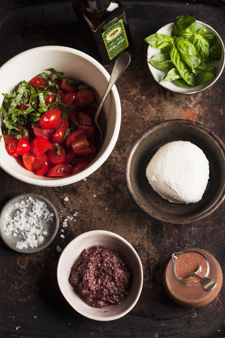 Zutaten für Tomatensalat mit Mozzarella & Tapenade