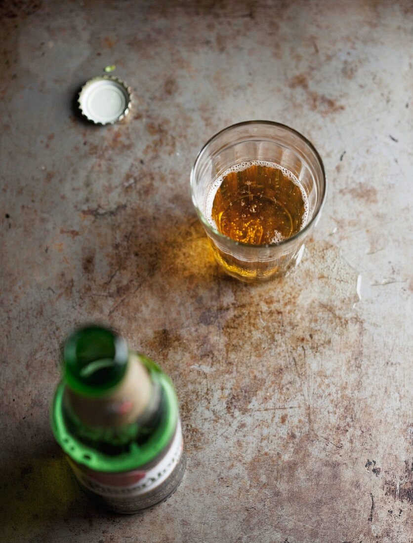 Helles Bier in Flasche & Glas