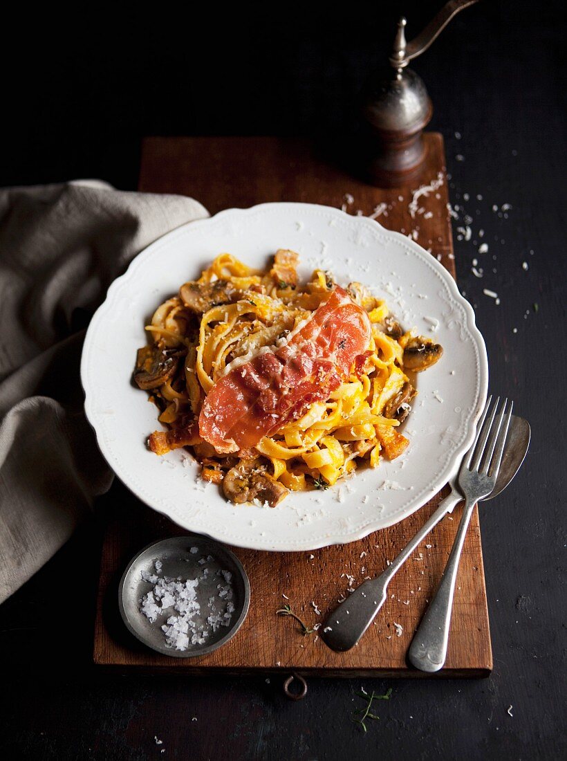 Tagliatelle mit Pilzen & Schinken