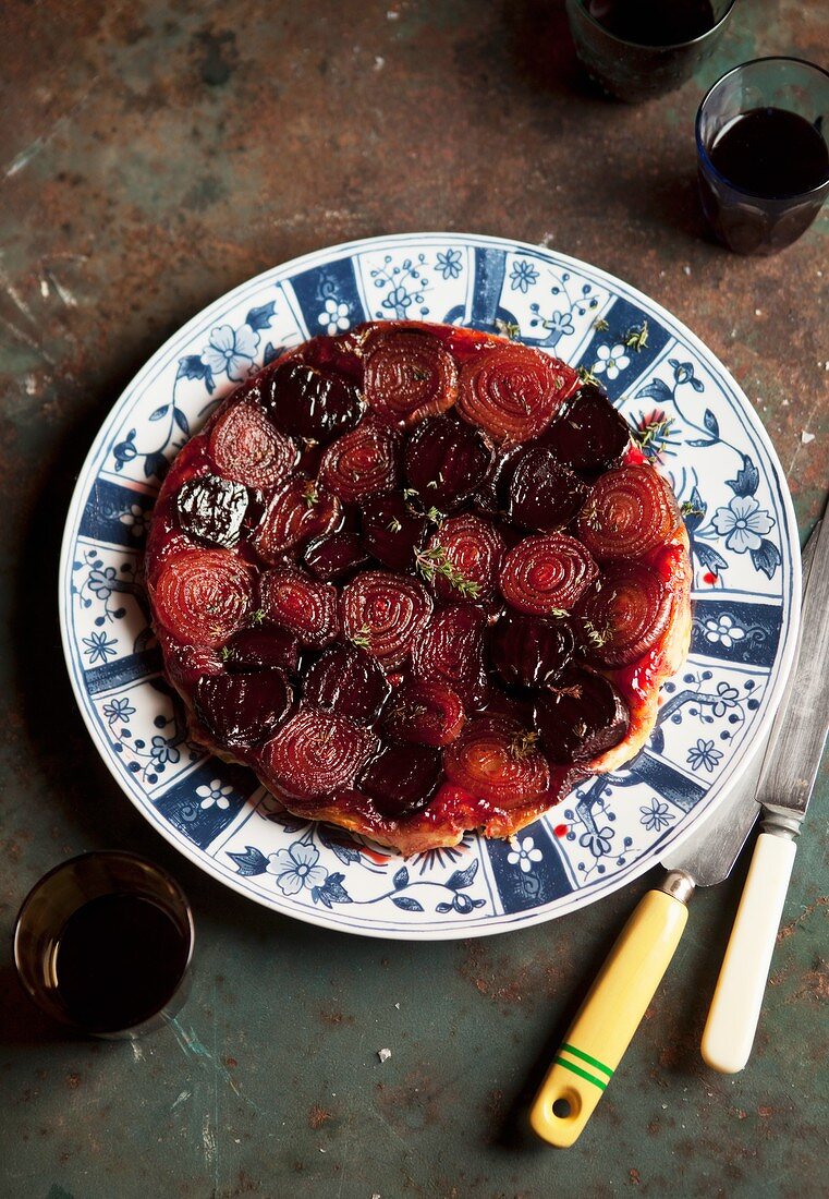Tart with beetroot and red onions