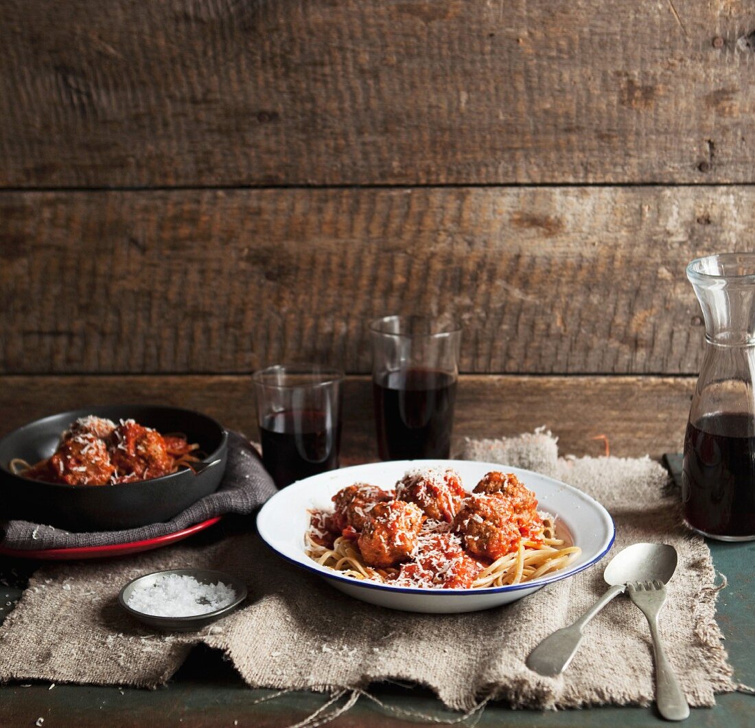 Spaghetti mit Fleischbällchen & Tomatensauce