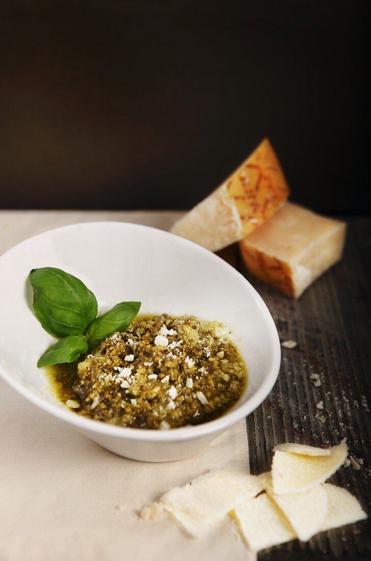 Pesto mit frischem Basilikum und Parmesan