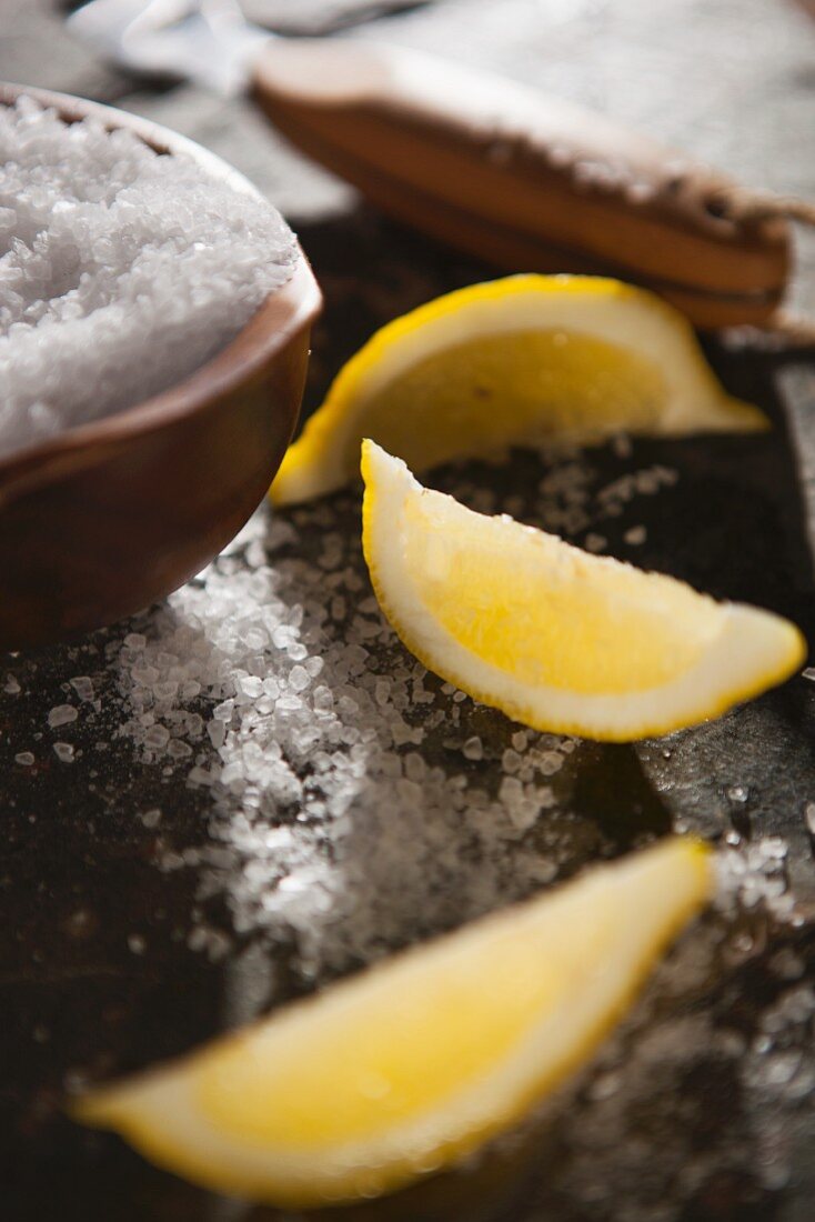 Zitronenschnitze und Salz