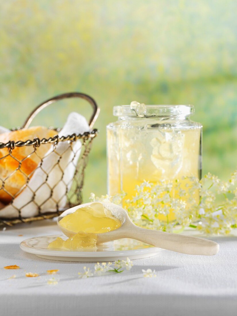 Zitronengelee mit Holunderblüten