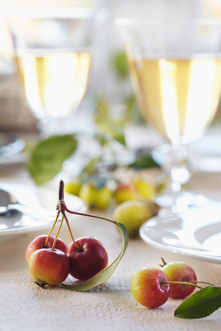 Zieräpfeln als Tischdekoration