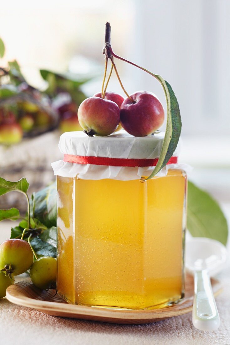 Apfelgelee im Glas, dekoriert mit Zieräpfeln