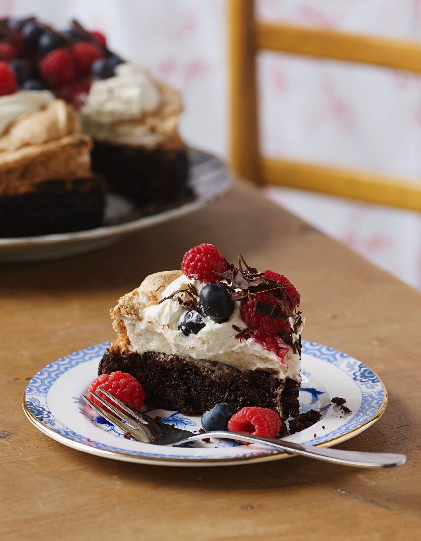 Brownie Cake mit Sahne und Beeren