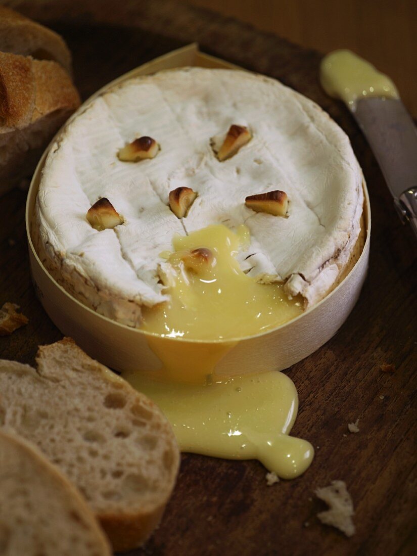 Oven-baked Camembert with garlic